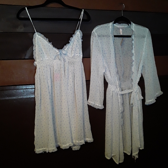 Oscar de la Renta Other - NWOT Medium Oscar De La Renta Feminine And Girly Two-piece Lingerie Set